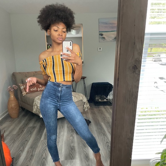 Mellow Yellow Off Shoulder Croptop - Picture 3 of 9